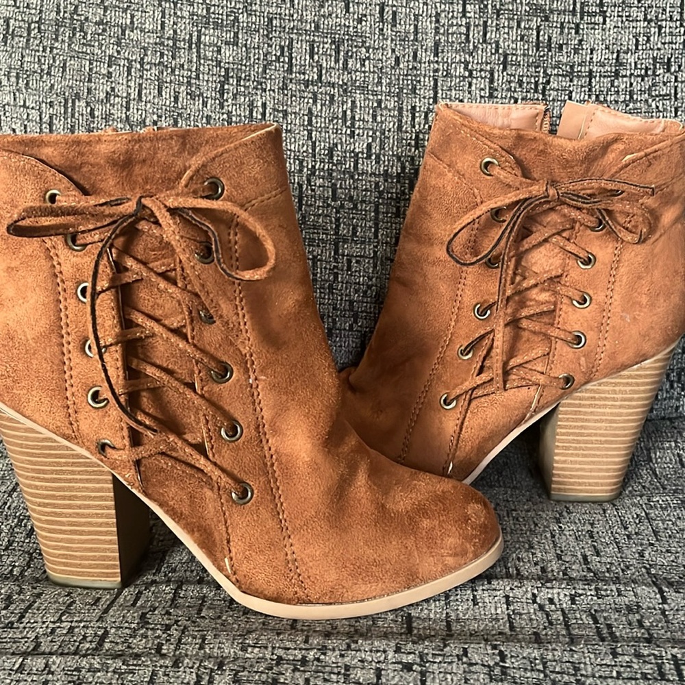 Never worn without tags women’s ankle boot size 7.5